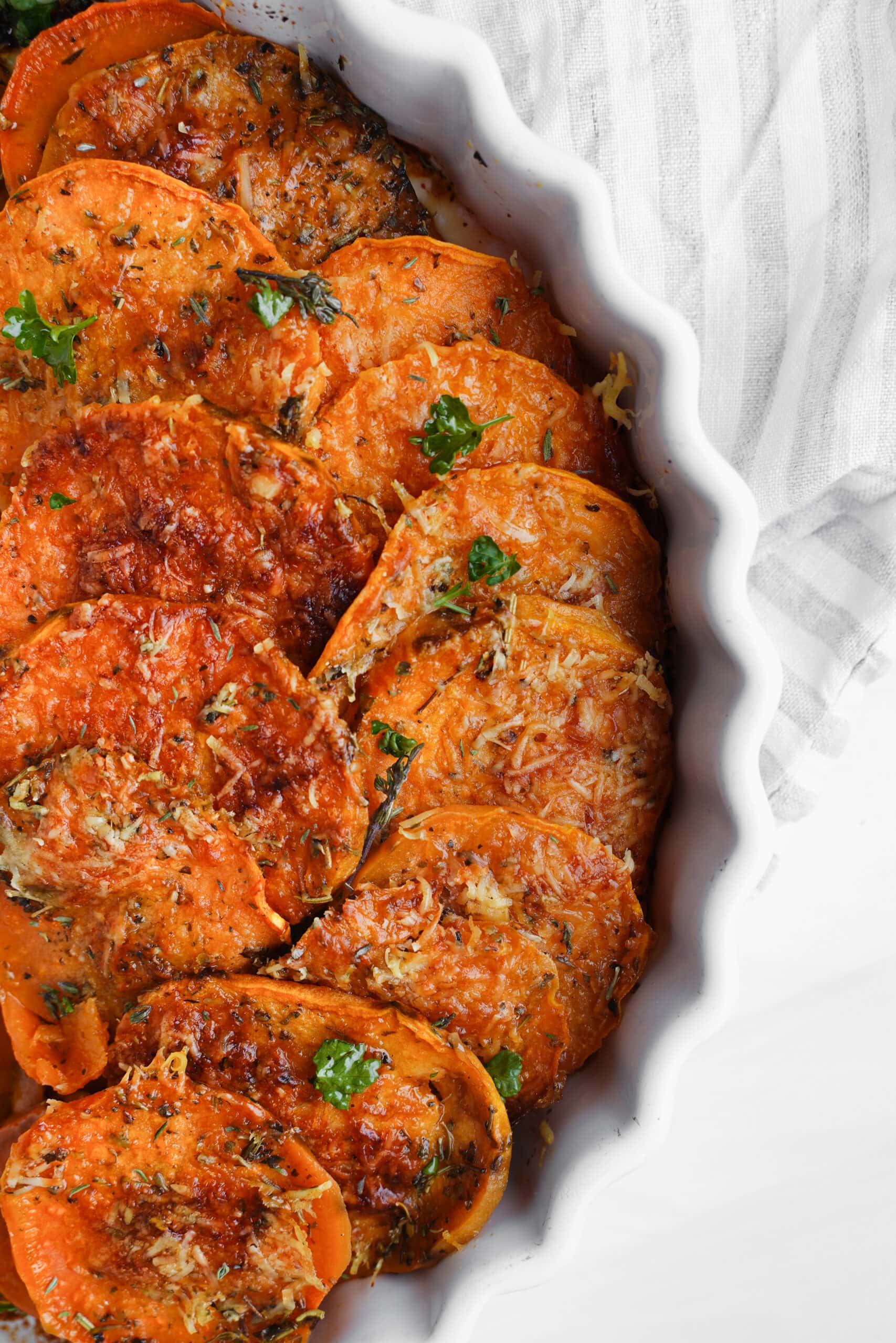 Oven Roasted Sweet Potatoes with Parmesan & Garlic Butter | saborinspirado.com