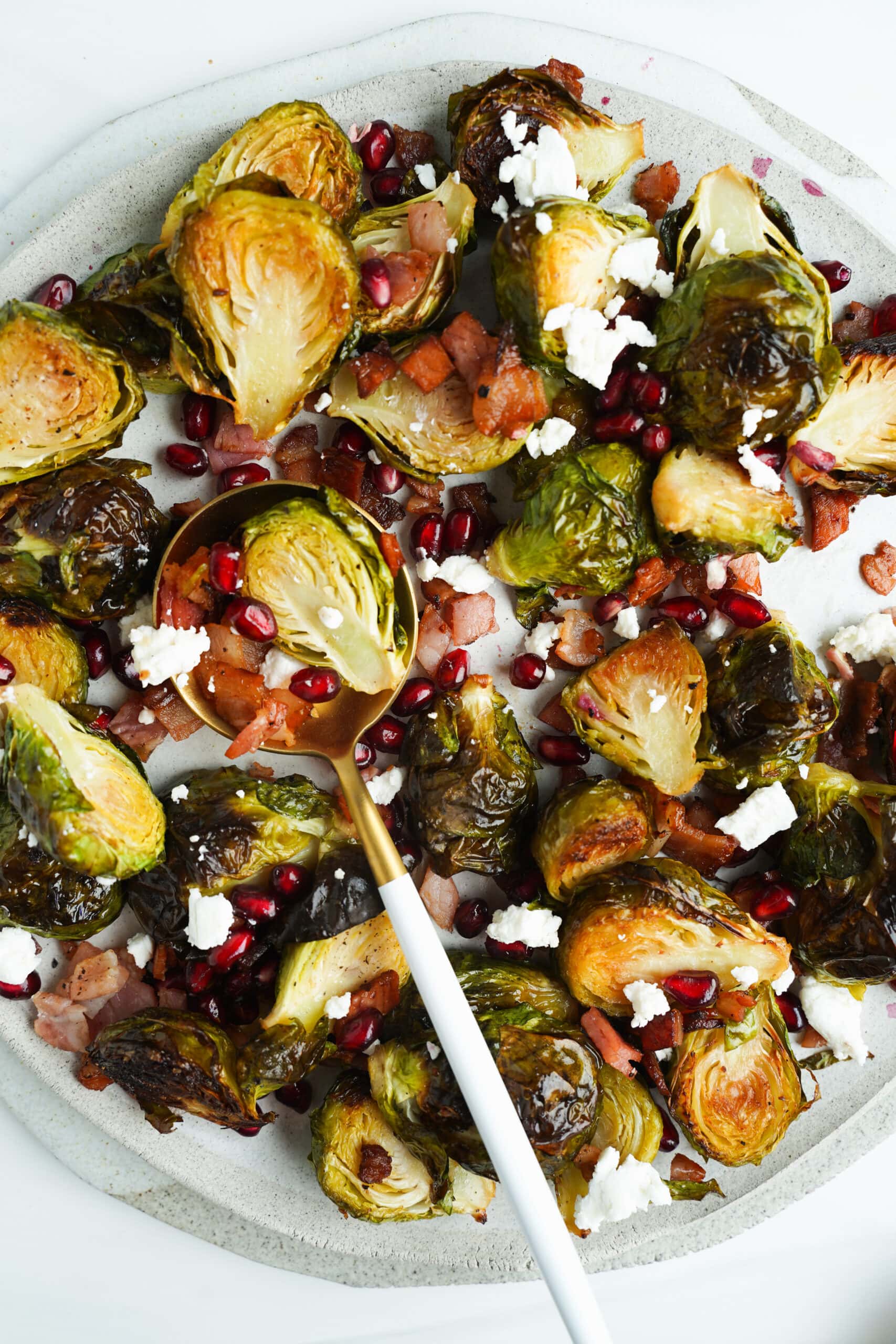 Brotes de Bruselas asados con Bacon y Granadas | saborinspirado.com