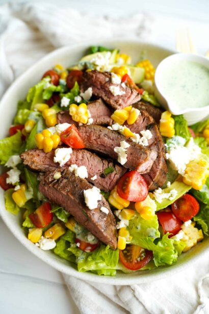 Ensalada de Carne Asada con Aderezo de Yogur