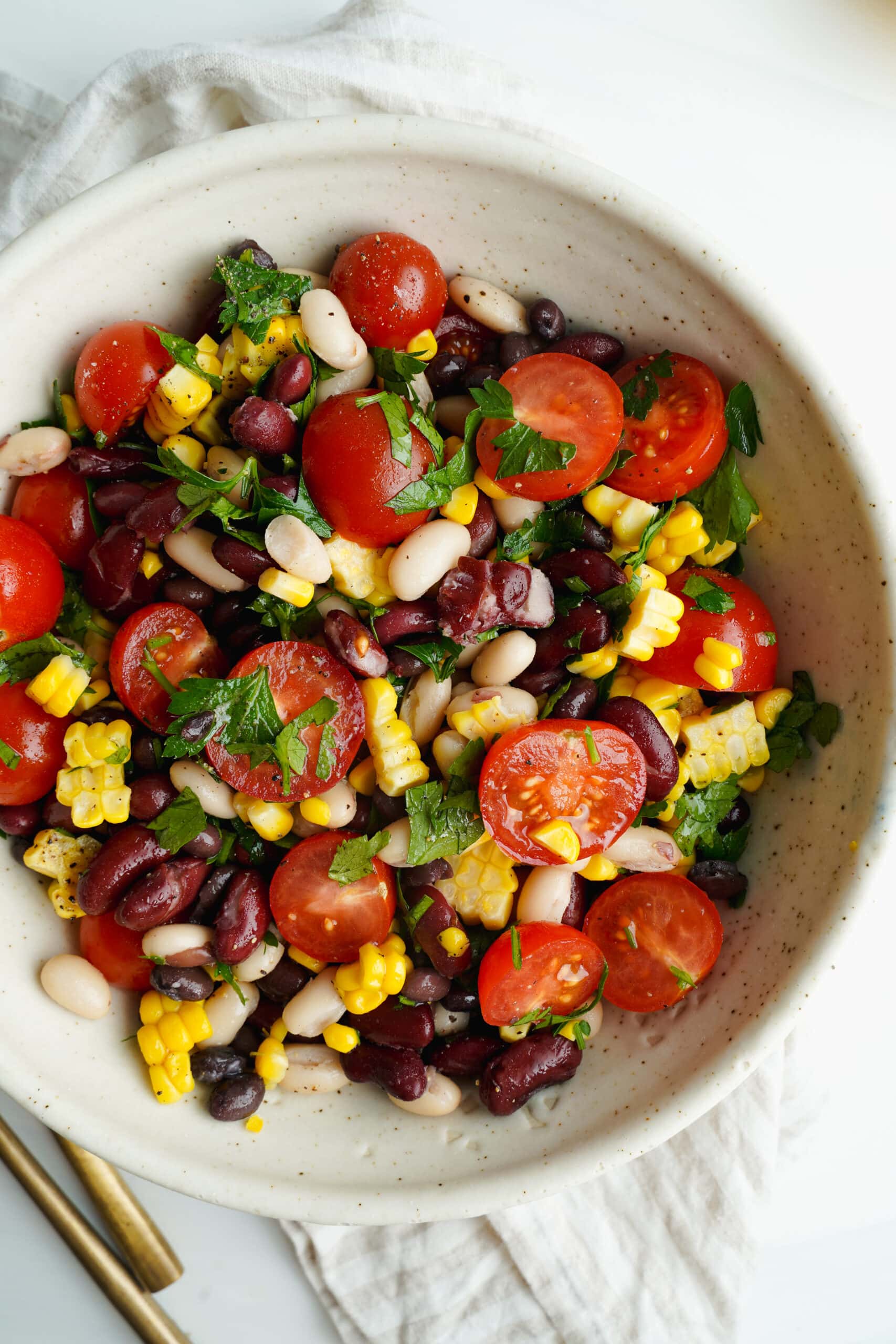Mejor ensalada de tres frijoles | saborinspirado.com
