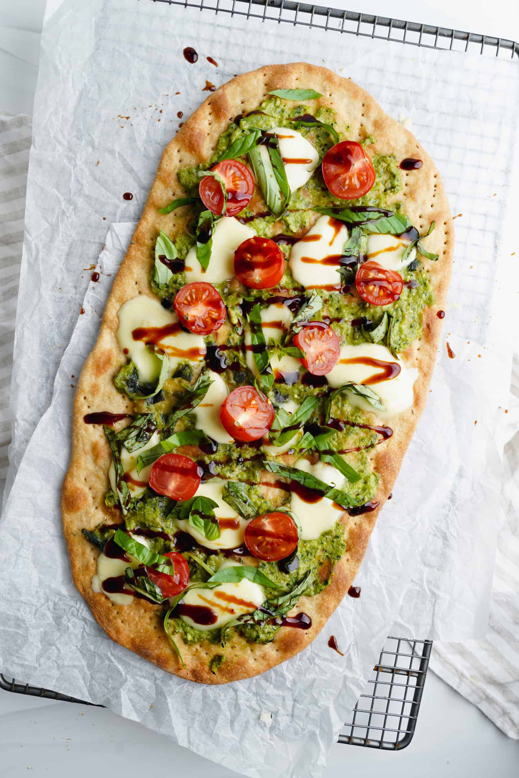 Fácil Pan Plano Caprese | saborinspirado.com