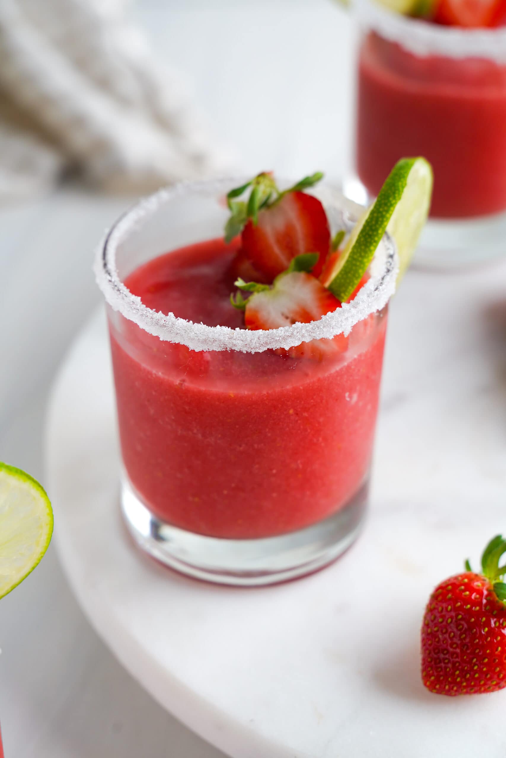 Margarita de fresa y rodaja de lima | saborinspirado.com