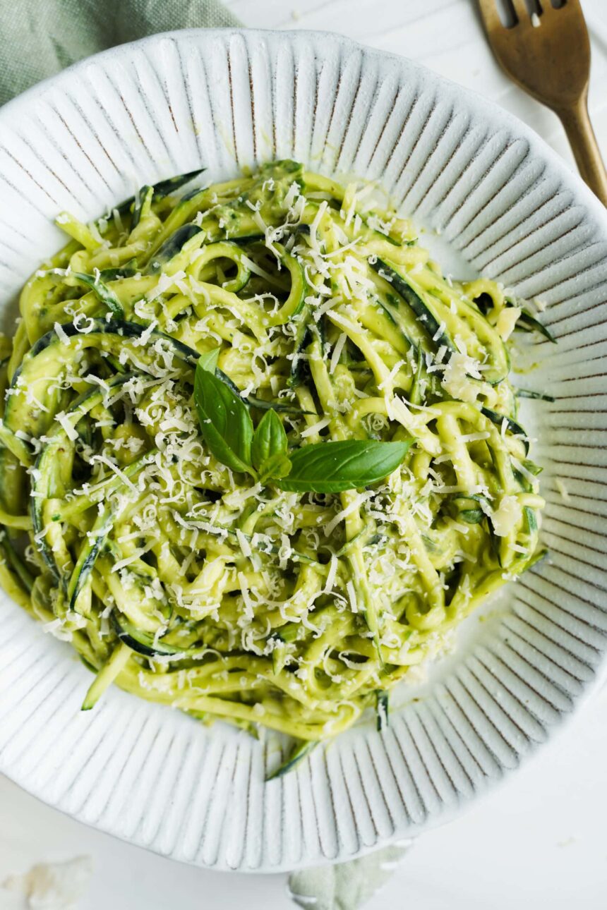 Pasta Cremosa de Calabacín con Salsa de Aguacate y Espinacas