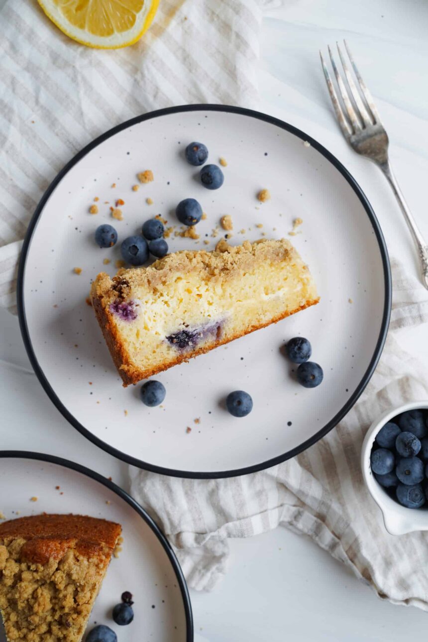 Pastel de Café con Limón, Arándanos y Queso Crema