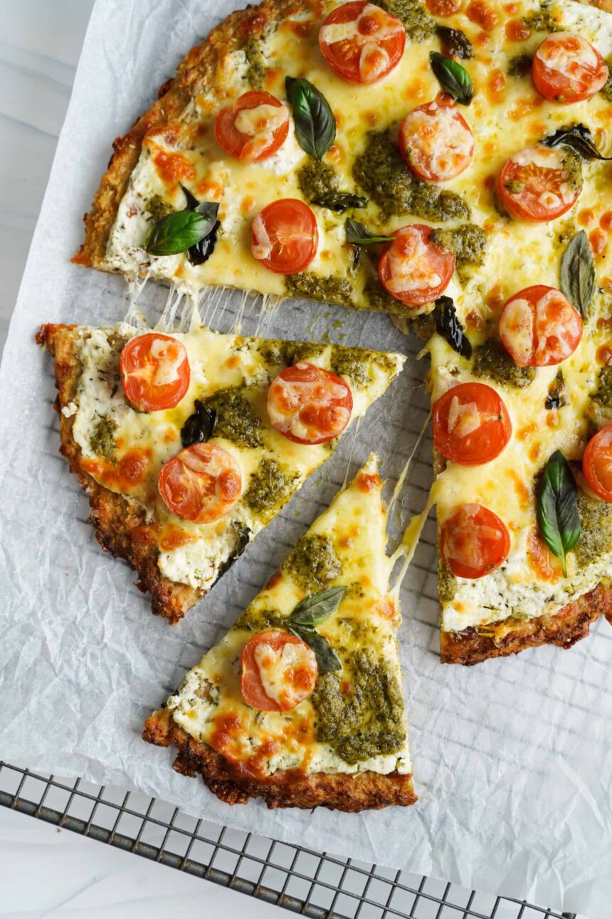 Pizza Blanca Saludable de Coliflor (con instrucciones paso a paso)