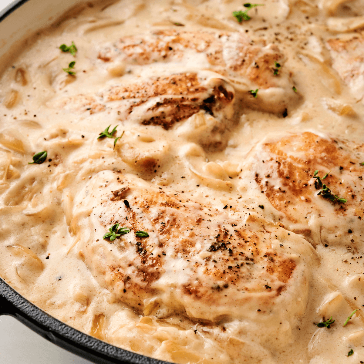Pollo Cremoso con Cebolla Francesa y cebollas caramelizadas en sartén