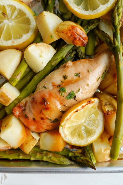 Pollo al Limón y Miel en Una Sola Sartén con Espárragos y Patatas Nuevas