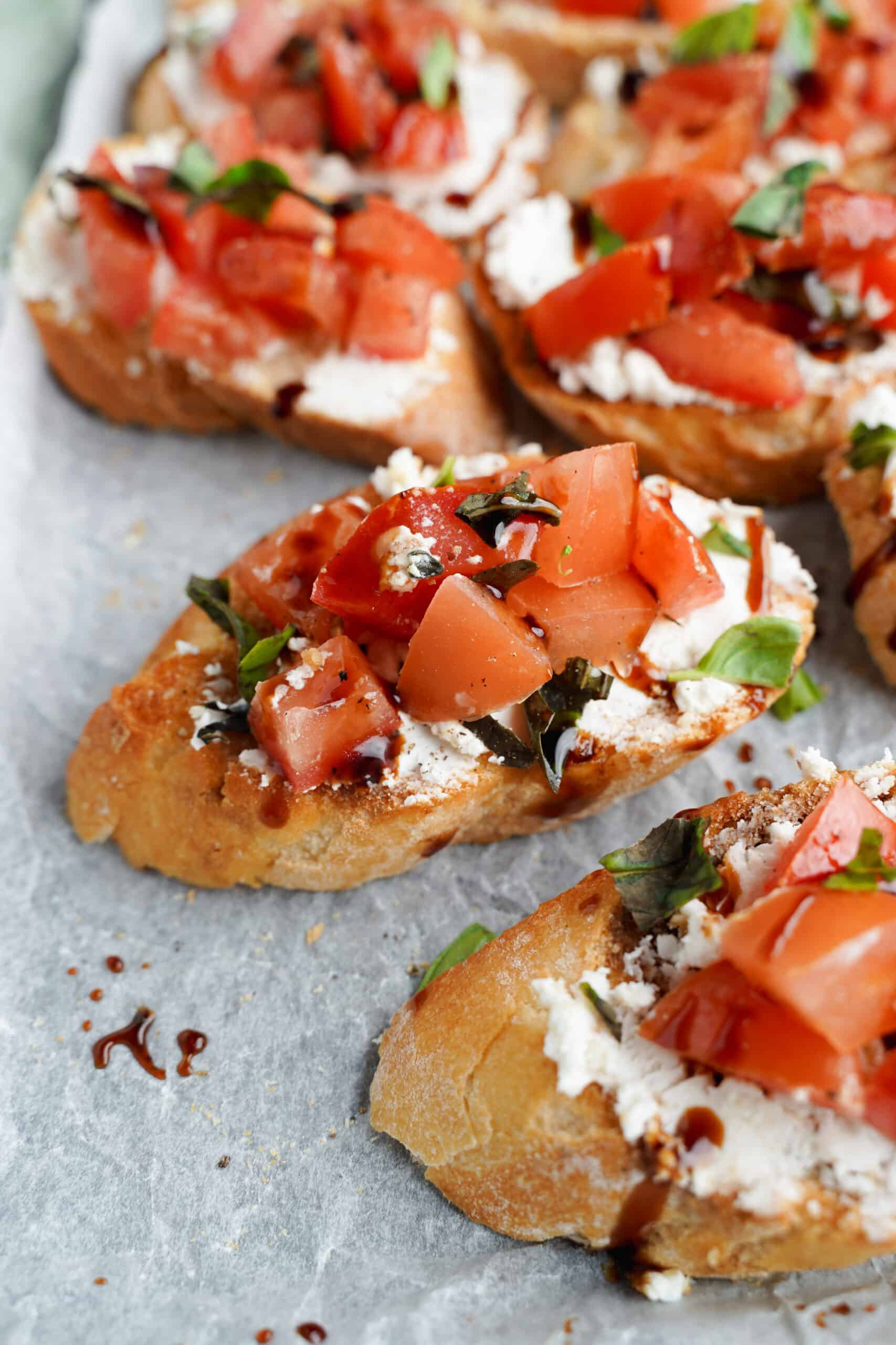 Pan tostado con cobertura de bruschetta | saborinspirado.com