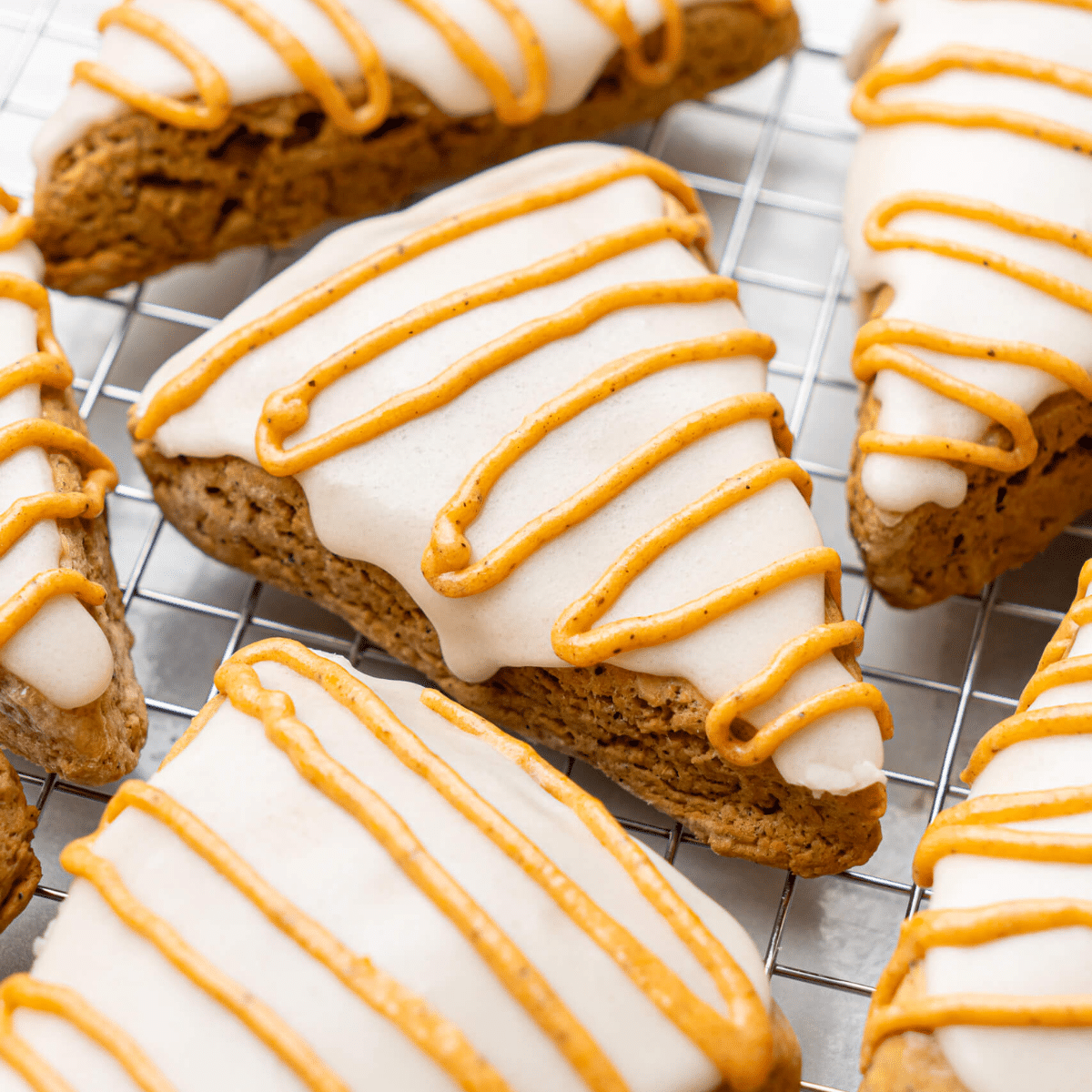 scones de calabaza en una rejilla