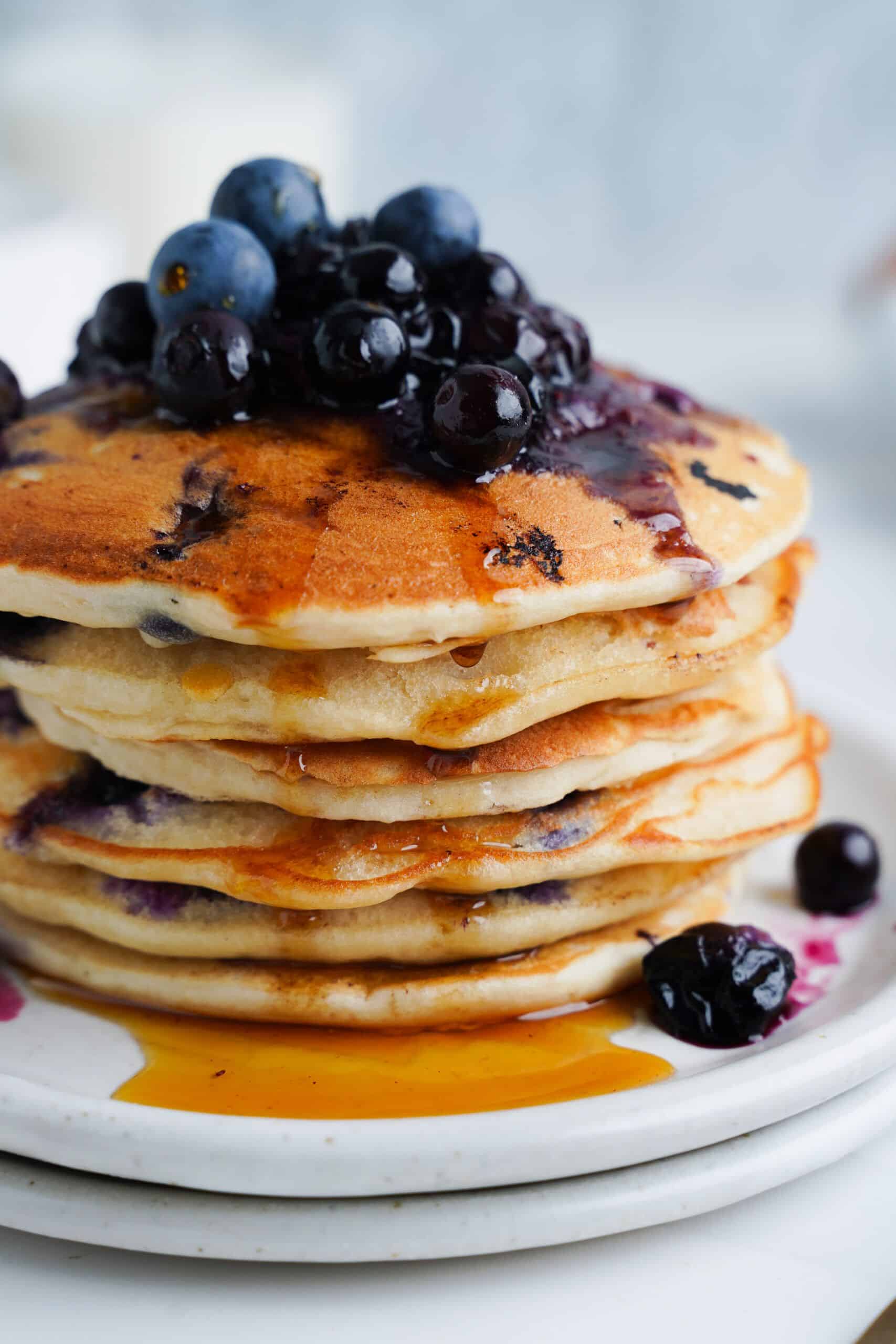 Tortitas con cobertura de arándano | saborinspirado.com