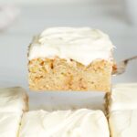 Mejor pastel de plátano con glaseado de queso crema
