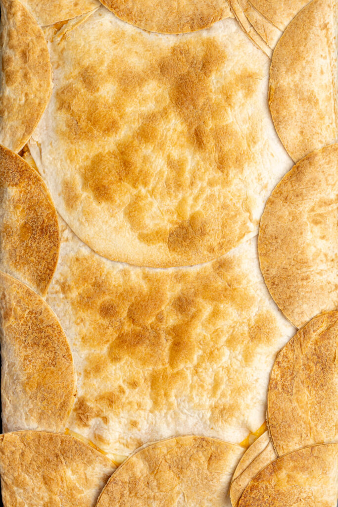 Quesadillas al horno doradas con una corteza crujiente
