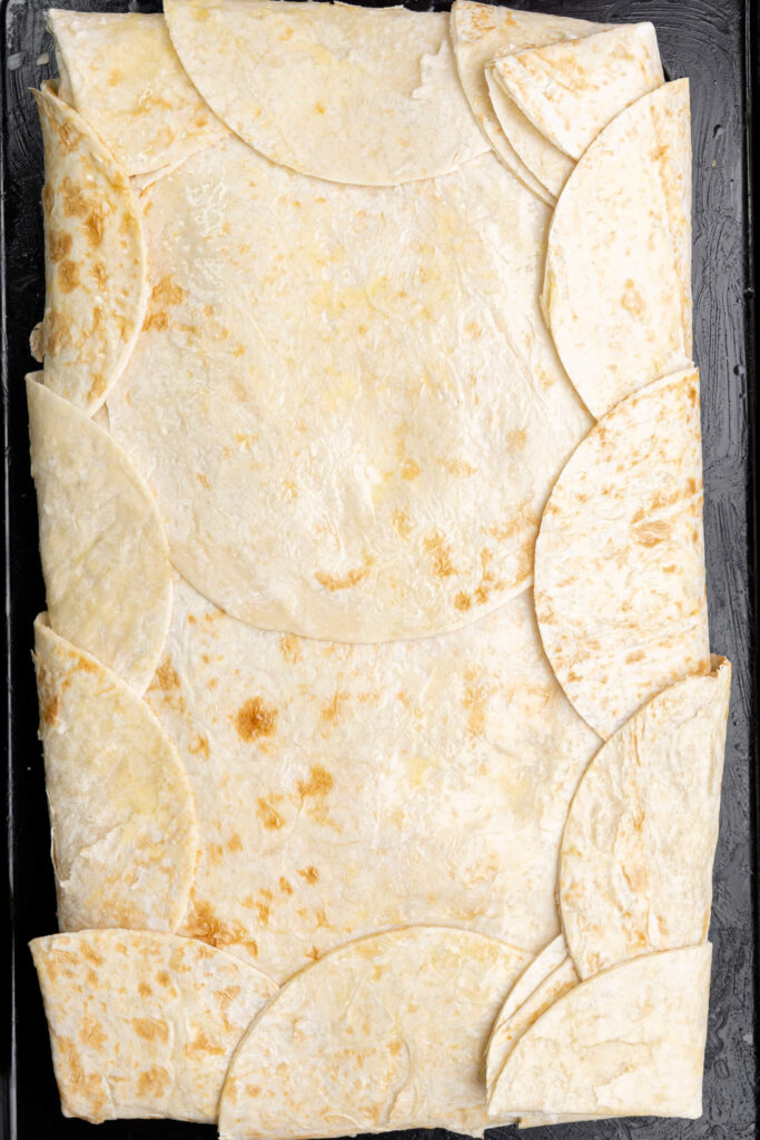 Quesadillas de pollo al horno en bandeja completamente ensambladas y listas para hornear en el horno